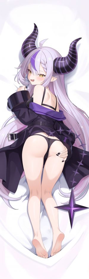拉普拉斯·暗黑,Hololive,猫乃介,呆毛,bra,三股辫,cameltoe,全身,灰发,horns,长发,视线正对,回头看,横臥,张嘴,胖次,露出,尖耳,single,下着,超长发,Vtuber,黄色眼