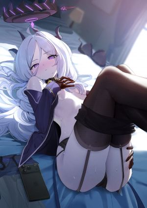 蔚蓝档案,空崎ヒナ,inu_lin,single,长发,長身像,视线正对,前发,脸红,breasts,紫色眼,呆毛,白发,横臥,少女,手套,短裙,下着,胖次,lingerie,bra,光晕,铃,吊带袜